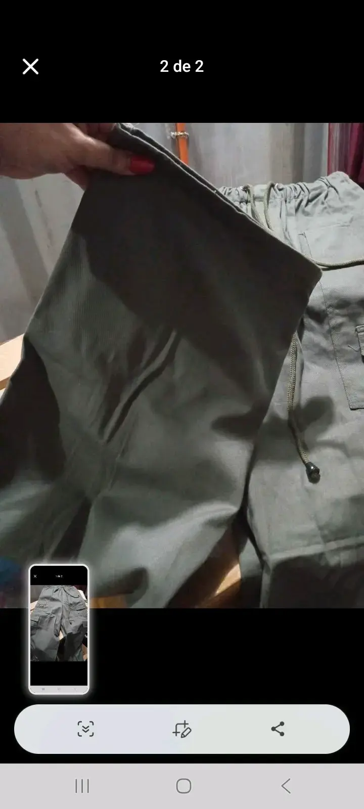 Pantalones cargo gris con bolsillos laterales