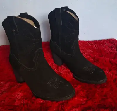 Botines nuevos de gamuza negros con tacón - miniatura 1
