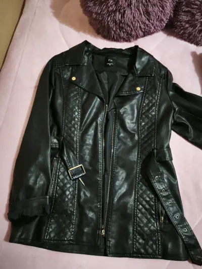 Chaqueta de cuero sintético negra con diseño acolchado - miniatura 1