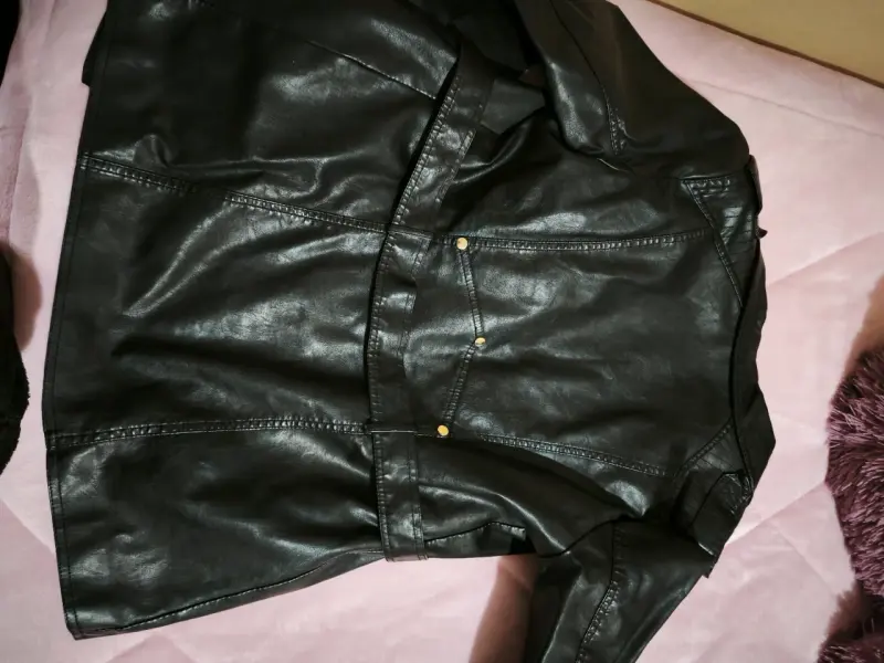 Chaqueta de cuero sintético negra con diseño acolchado - 2