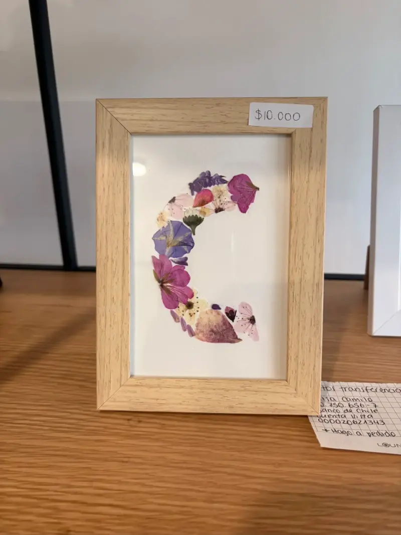 Cuadro decorativo con flores prensadas en marco de madera