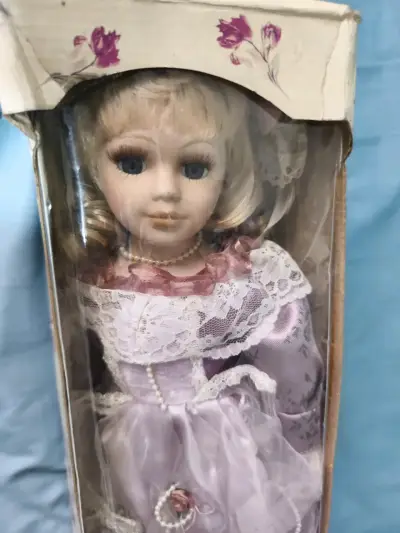 Muñeca de porcelana vintage con vestido lila - miniatura 1