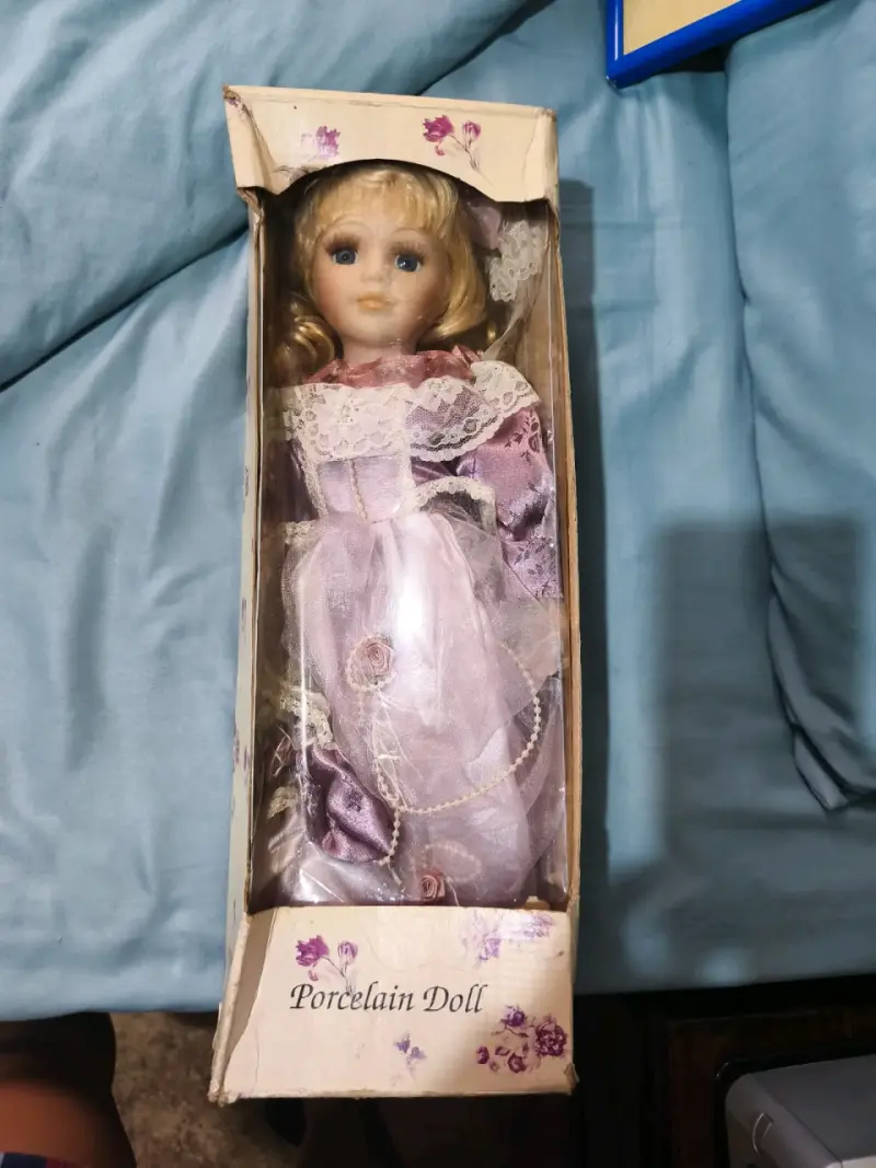Muñeca de porcelana vintage con vestido lila - 2