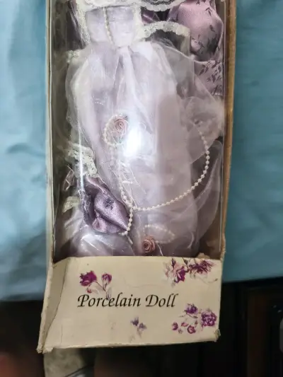 Muñeca de porcelana vintage con vestido lila - miniatura 3