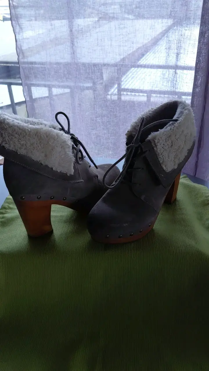 Botines de tacón alto con forro de lana gris - 1