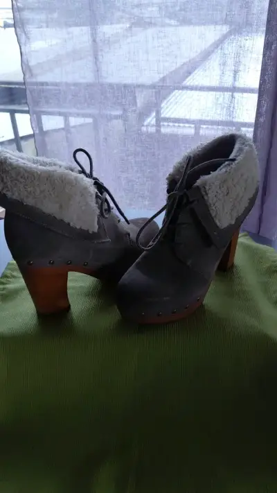 Botines de tacón alto con forro de lana gris - miniatura 1