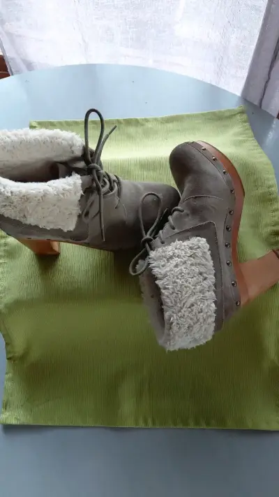 Botines de tacón alto con forro de lana gris - miniatura 2