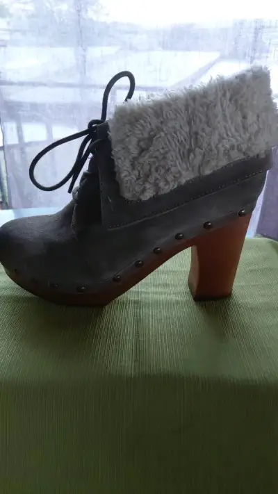 Botines de tacón alto con forro de lana gris - miniatura 3