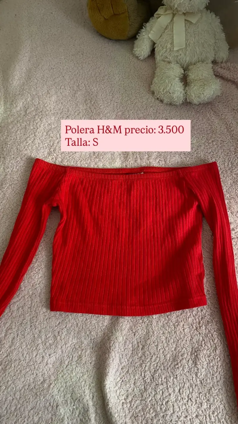 Polera roja H&M de hombros descubiertos