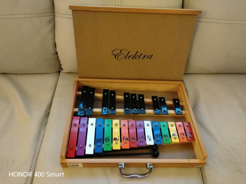 Xilófono de madera Elektra con notas musicales