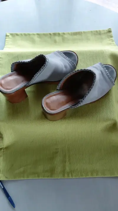 Puntilla de cuero gris malva con tacón de madera - miniatura 1