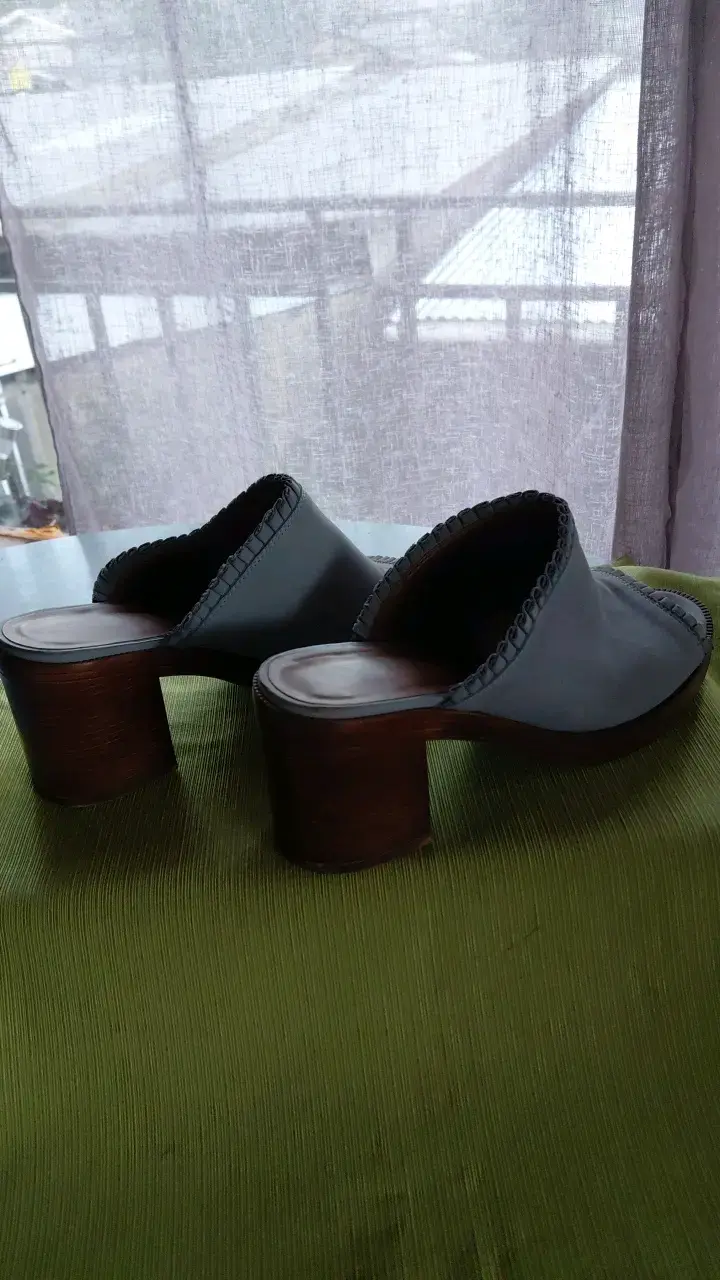 Puntilla de cuero gris malva con tacón de madera - 2
