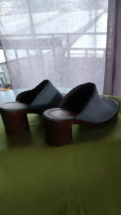 Puntilla de cuero gris malva con tacón de madera - miniatura 2