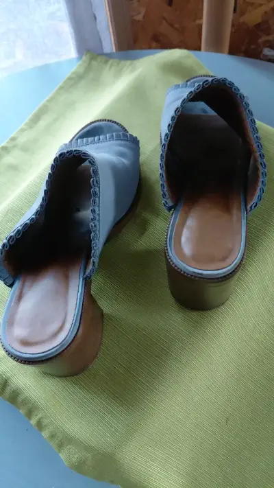 Puntilla de cuero gris malva con tacón de madera - miniatura 3