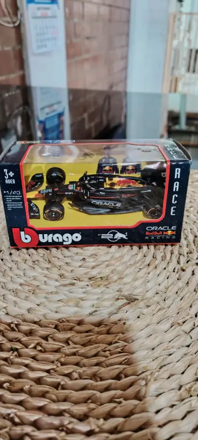 Modelos a escala de autos de carrera Bburago - miniatura 2