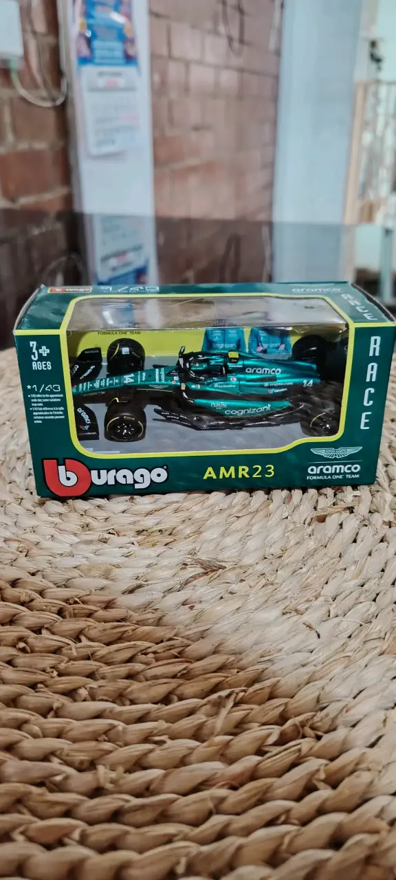 Modelos a escala de autos de carrera Bburago - 3