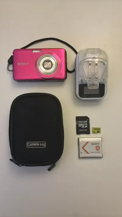 Cámara digital Sony rosa con accesorios - miniatura 1