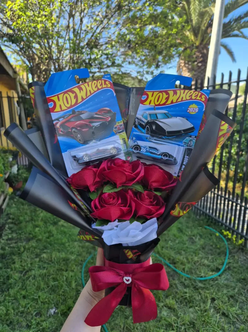 Ramo de rosas con autos Hot Wheels