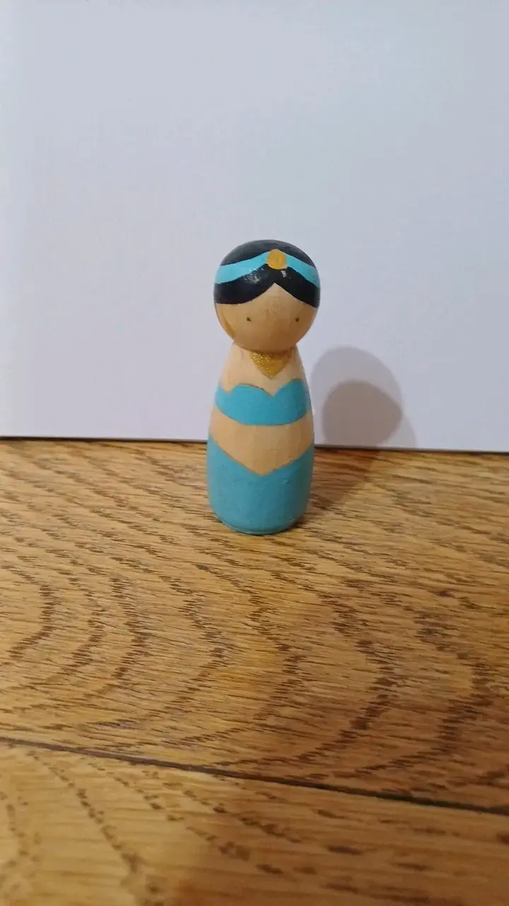Figura de madera pintada a mano estilo princesa