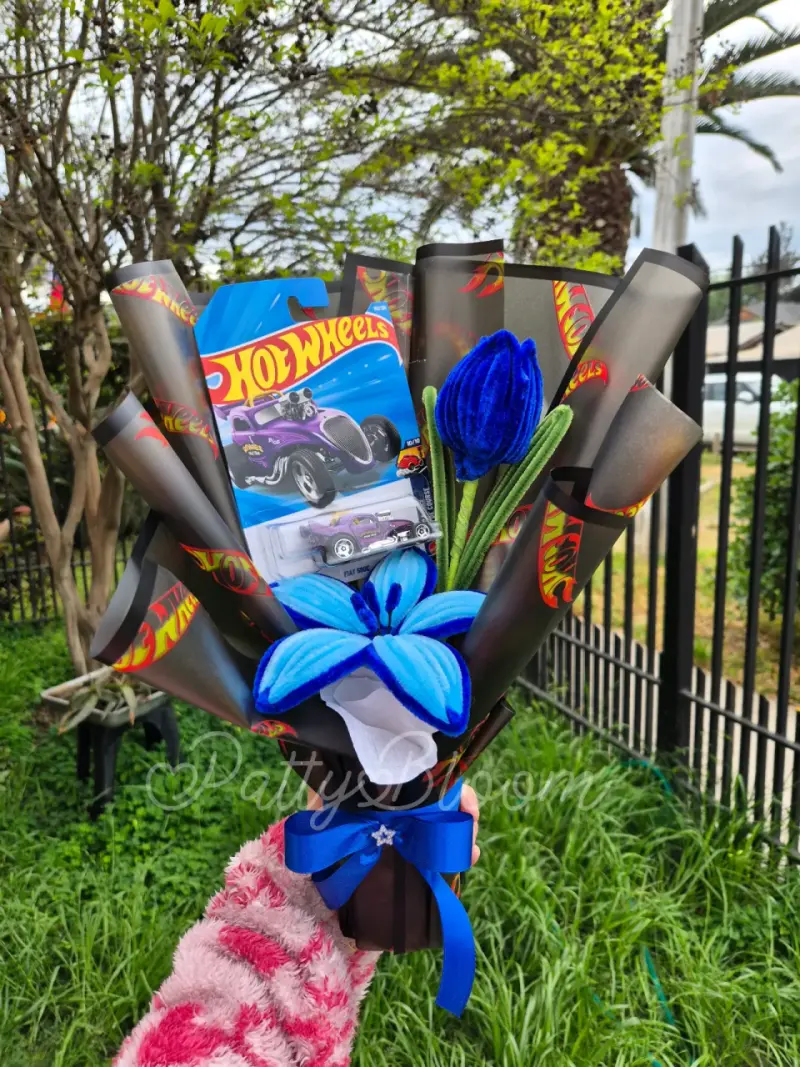 Ramo de flores con auto Hot Wheels decorativo