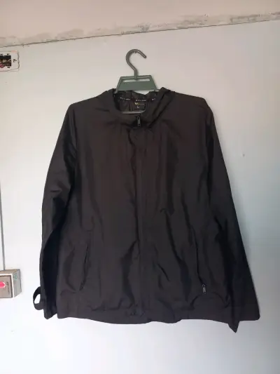 Chaqueta negra cortavientos talla L - miniatura 1