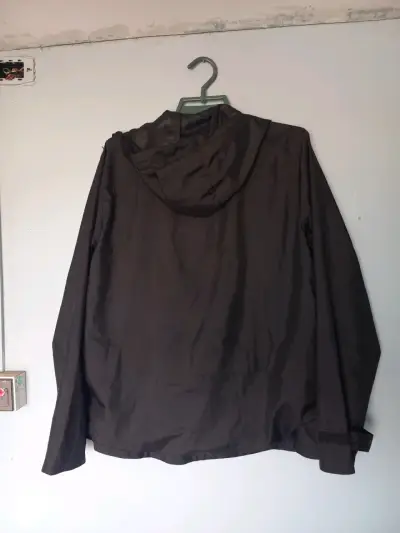 Chaqueta negra cortavientos talla L - miniatura 4