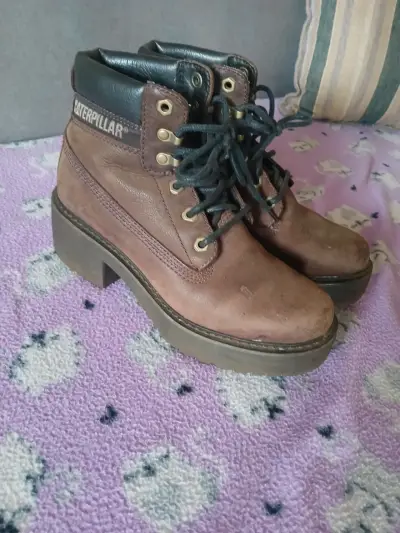 Botas Caterpillar de cuero marrón para mujer - miniatura 1
