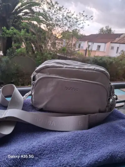 Bandolera gris marca Bubba con correa ajustable - miniatura 1