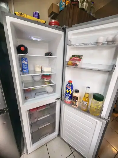 Refrigerador de dos puertas en buen estado - miniatura 2
