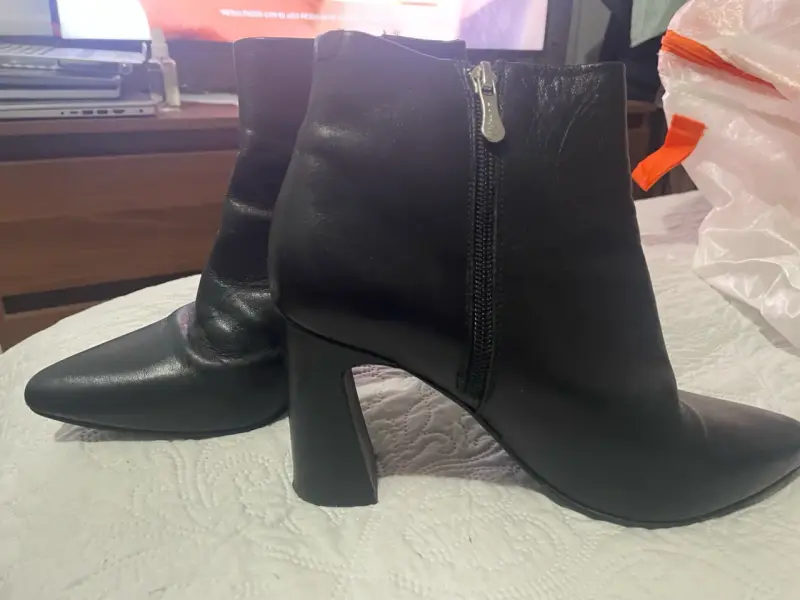 Botines de cuero negro con tacón alto - 2