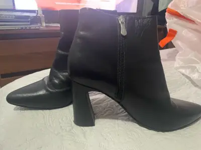 Botines de cuero negro con tacón alto - miniatura 2
