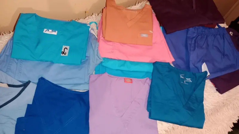 Polera médica estampada de nieve - 2