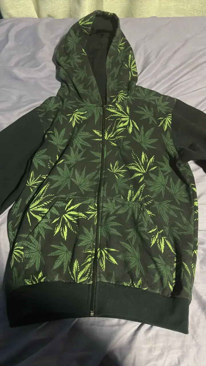 Polerón con capucha estampado de marihuana - 1