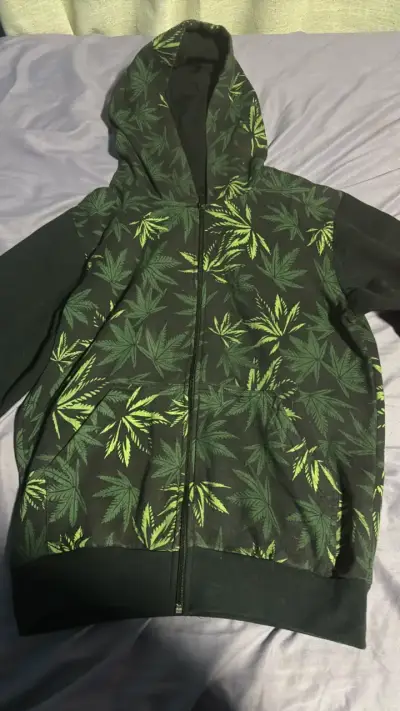 Polerón con capucha estampado de marihuana - miniatura 1