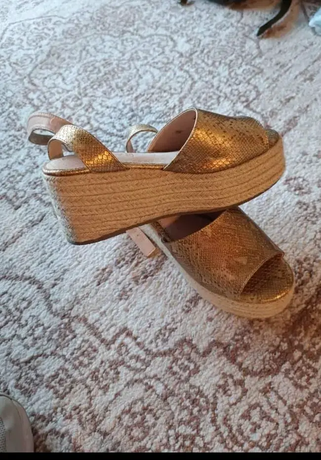 Sandalias doradas Basement