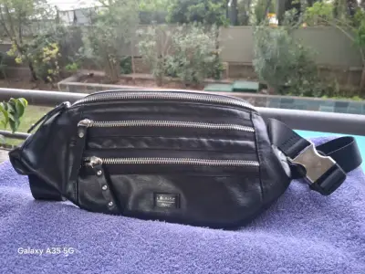 Riñonera ecocuero  negra con múltiples bolsillos - miniatura 1