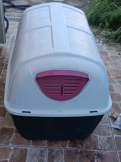 Casa para perro grande de plástico resistente - miniatura 1