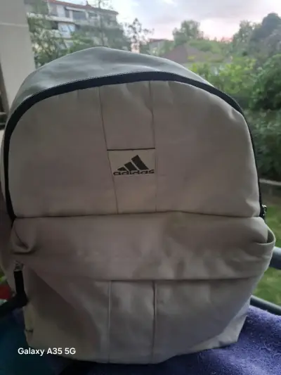 Mochila Adidas gris con logo frontal - miniatura 1