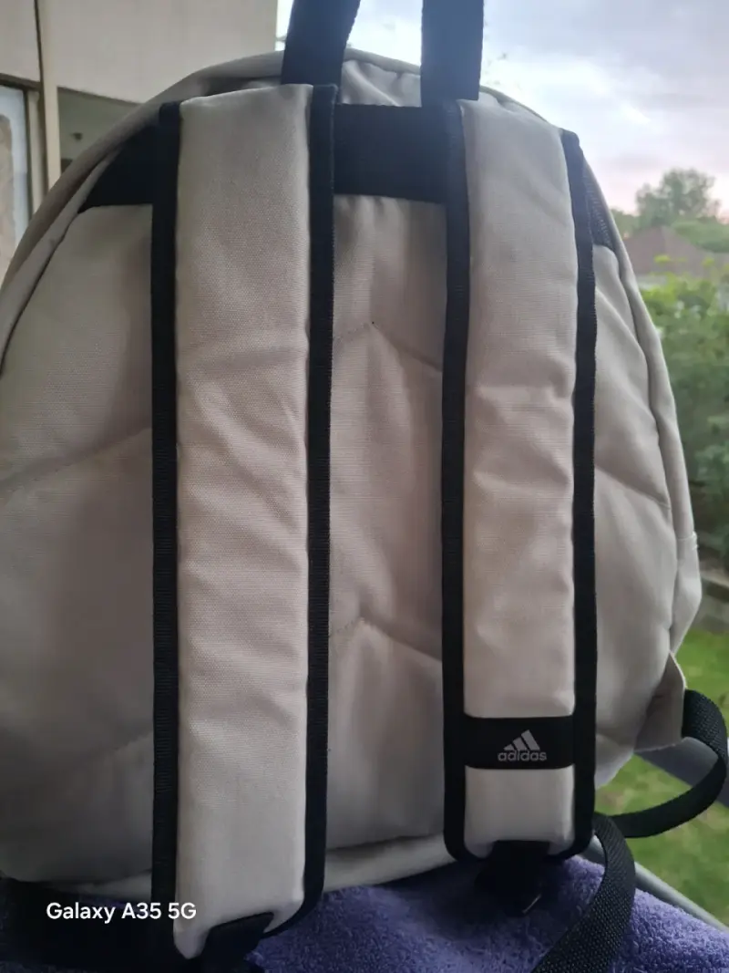 Mochila Adidas gris con logo frontal - 2