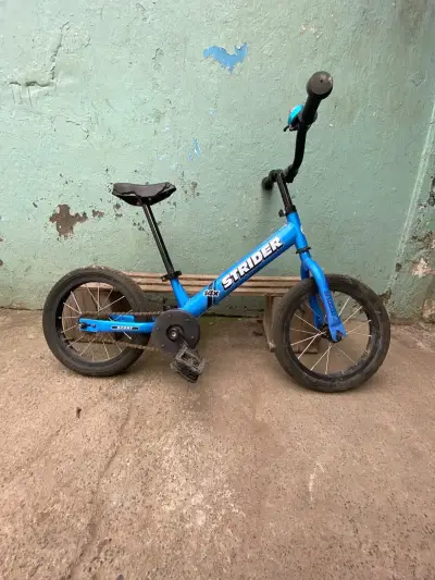 Bicicleta de equilibrio Strider azul para niños - miniatura 1