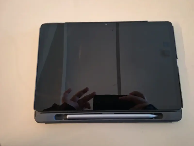 Tablet Lenovo con teclado y lápiz - 2