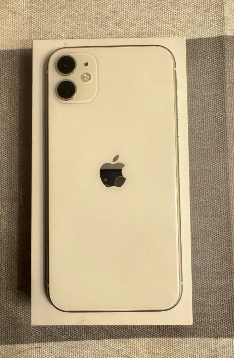 iPhone 11 Blanco en Buen Estado - 2