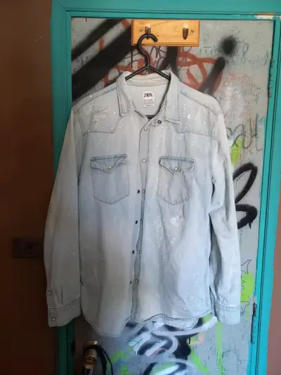 Camisa de mezclilla Zara con diseño desgastado - miniatura 1