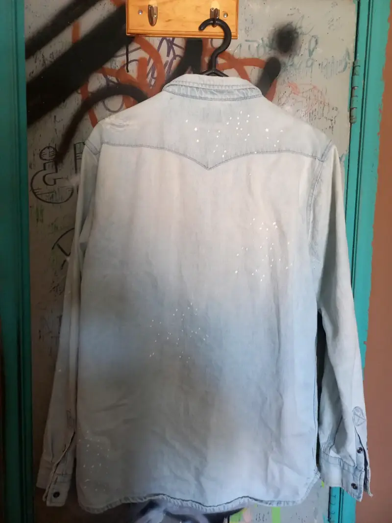 Camisa de mezclilla Zara con diseño desgastado - 2
