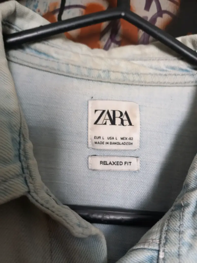 Camisa de mezclilla Zara con diseño desgastado - 3