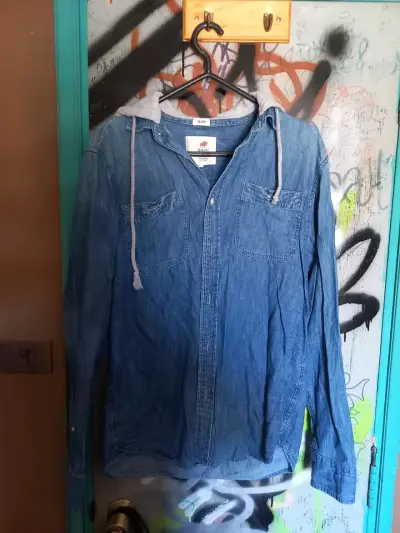 Camisa de mezclilla con capucha para hombre - miniatura 1