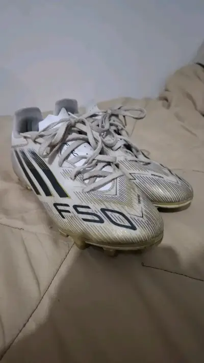 Botines de fútbol Adidas F50 blancos - miniatura 1