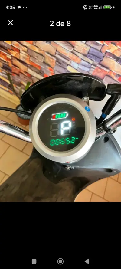 Scooter eléctrico blanco en buen estado - miniatura 2