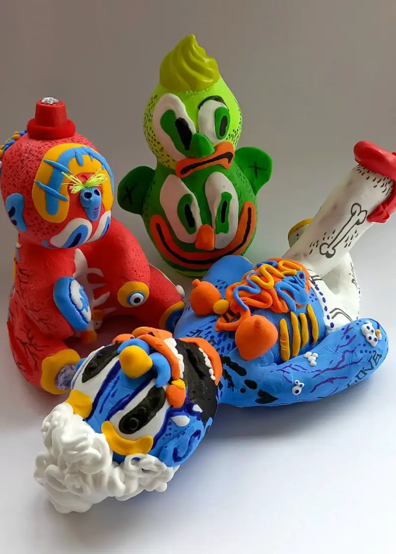 Figuras de arte coloridas.