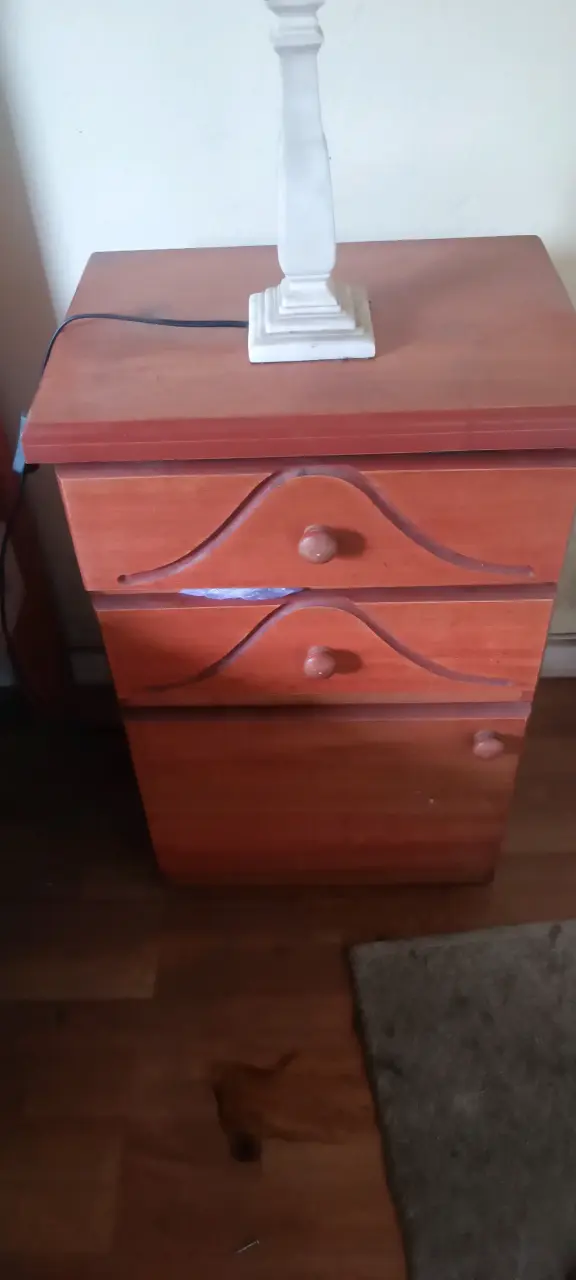 Velador de madera con dos cajones